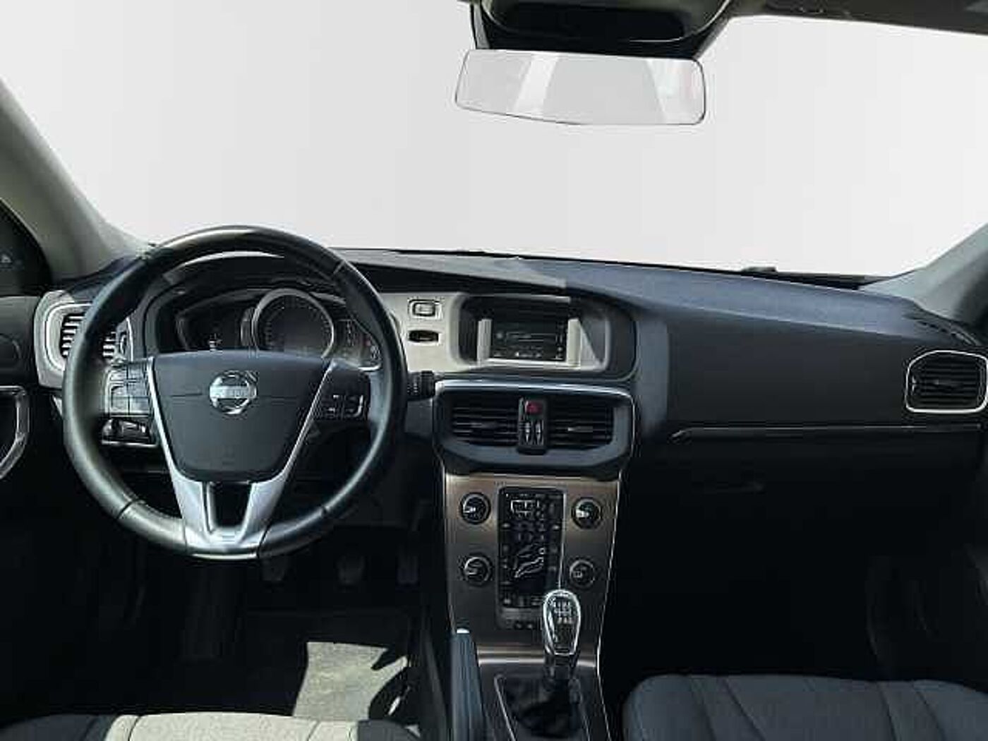 Volvo  T4 Cross Country Momentum 17'' AHK Rückfahrkam. Totwinkelassistent Spurhalteass.